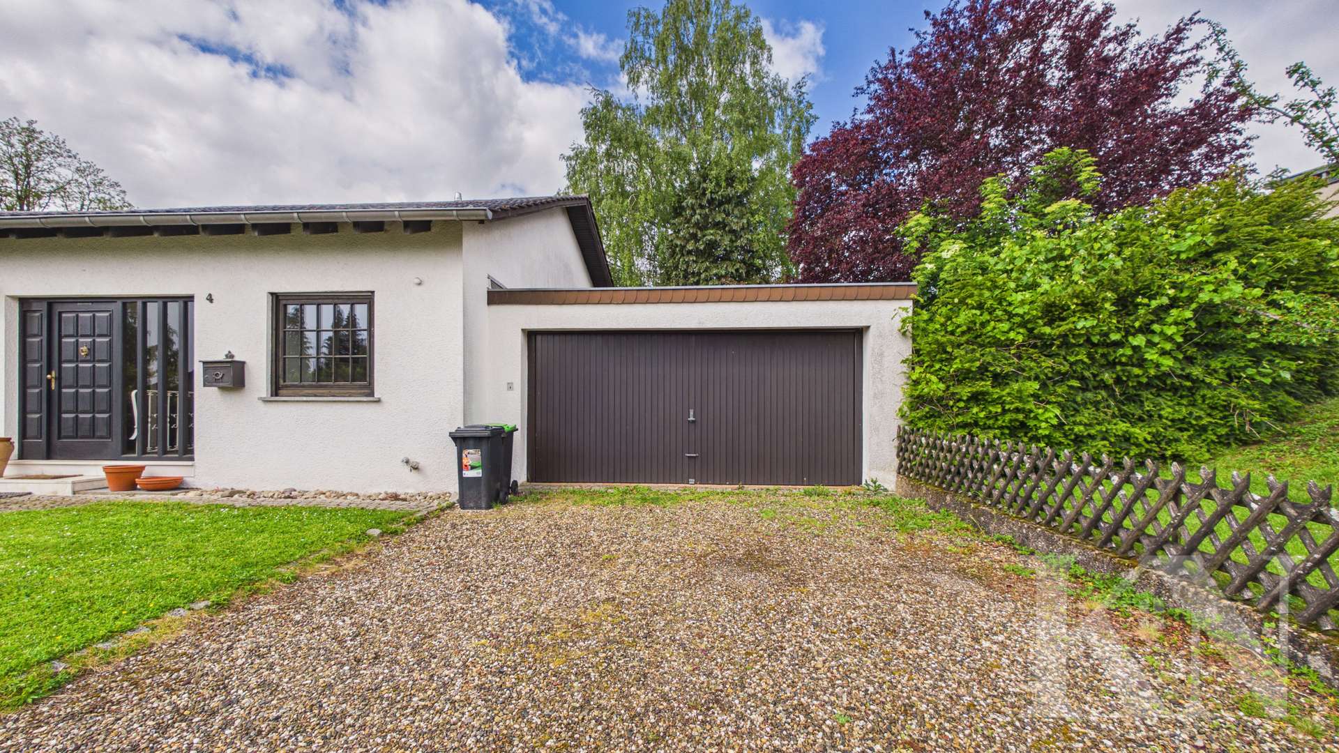 Einfahrt / Garage